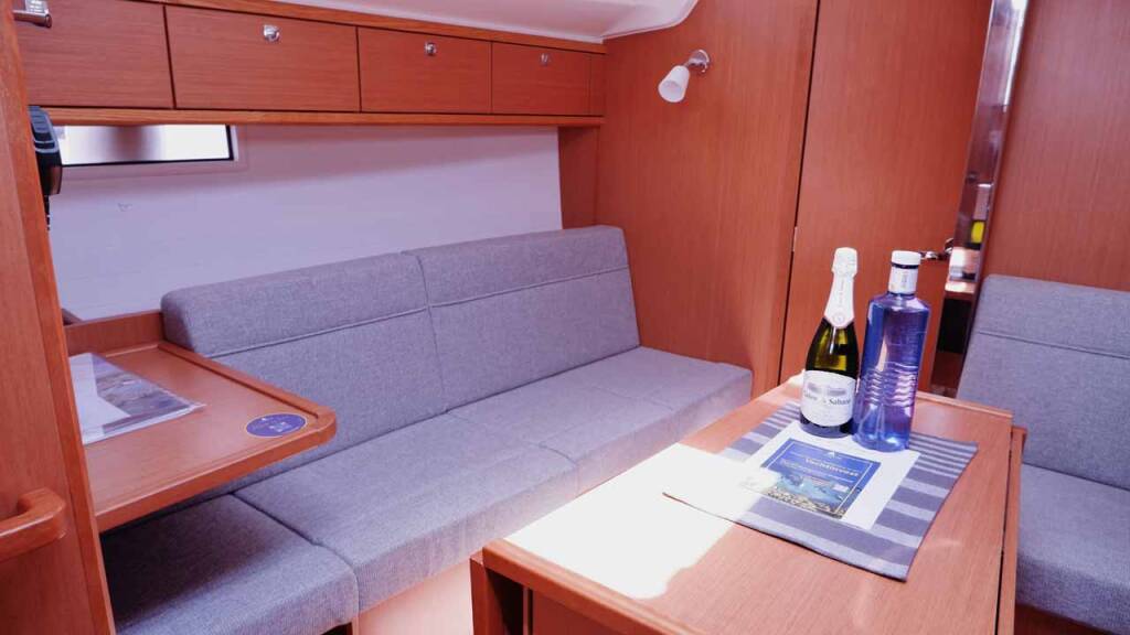 Sailing yacht Bavaria Cruiser 37 Catalina