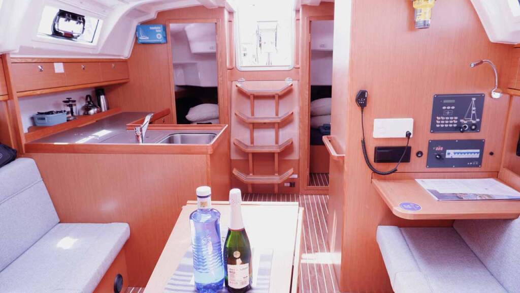 Sailing yacht Bavaria Cruiser 37 Catalina