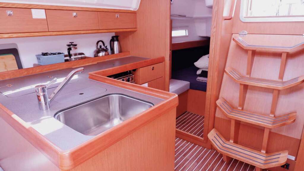 Sailing yacht Bavaria Cruiser 37 Catalina