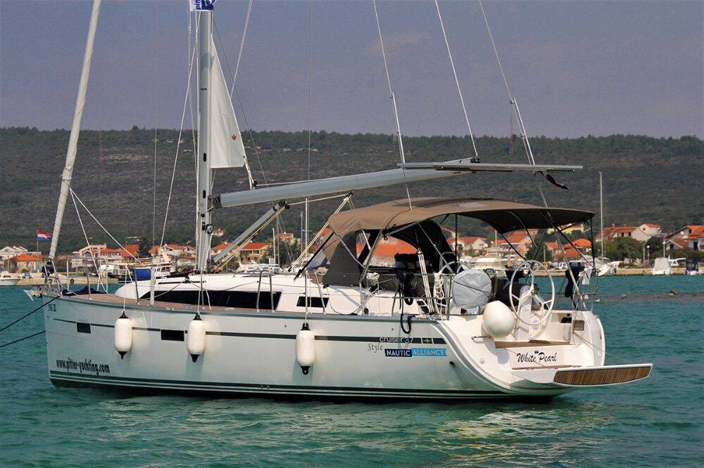 Sailing yacht Bavaria Cruiser 37 White Pearl 