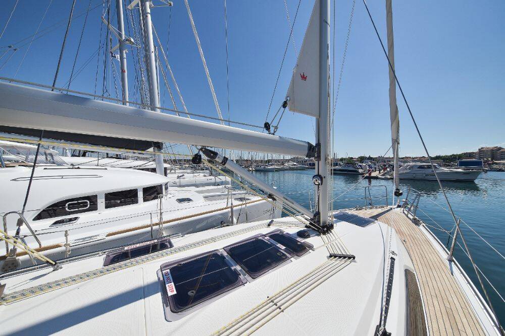 Sailing yacht Bavaria Cruiser 37 White Pearl 