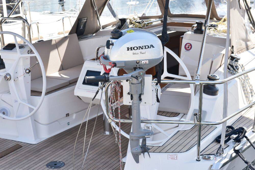 Sailing yacht Bavaria Cruiser 37 White Pearl 