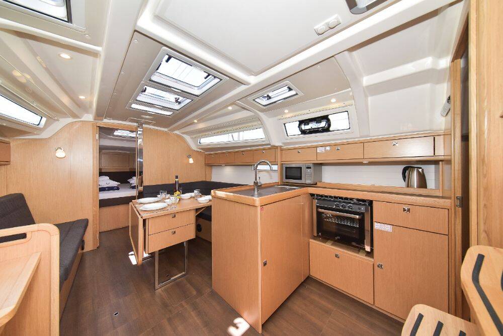 Sailing yacht Bavaria Cruiser 37 White Pearl 