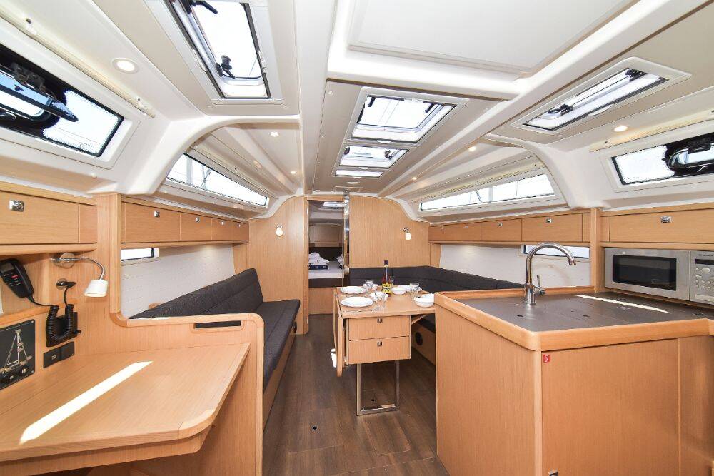 Sailing yacht Bavaria Cruiser 37 White Pearl 