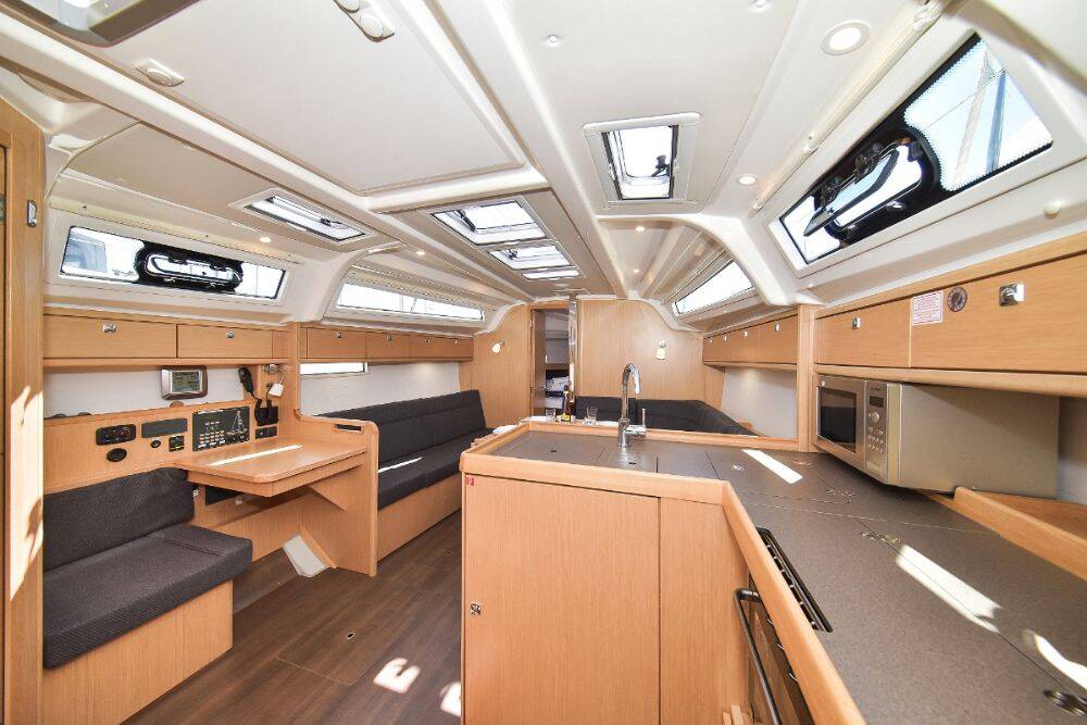 Sailing yacht Bavaria Cruiser 37 White Pearl 