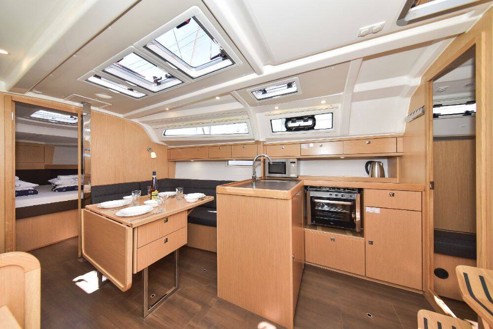 Sailing yacht Bavaria Cruiser 37 White Pearl 