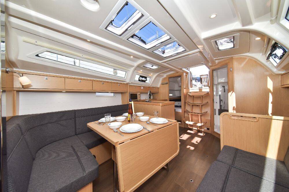 Sailing yacht Bavaria Cruiser 37 White Pearl 