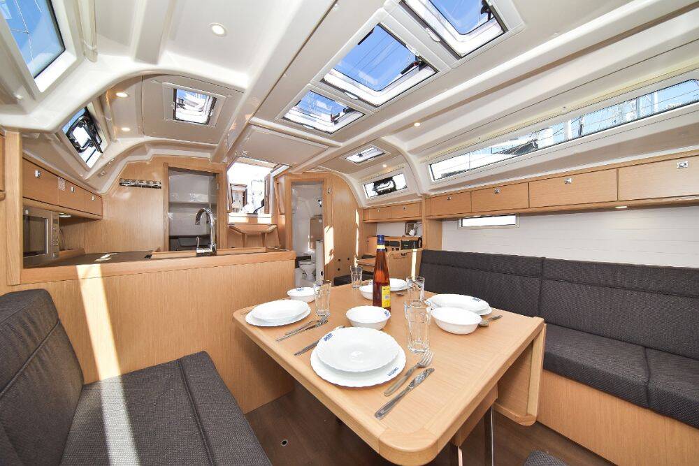Sailing yacht Bavaria Cruiser 37 White Pearl 