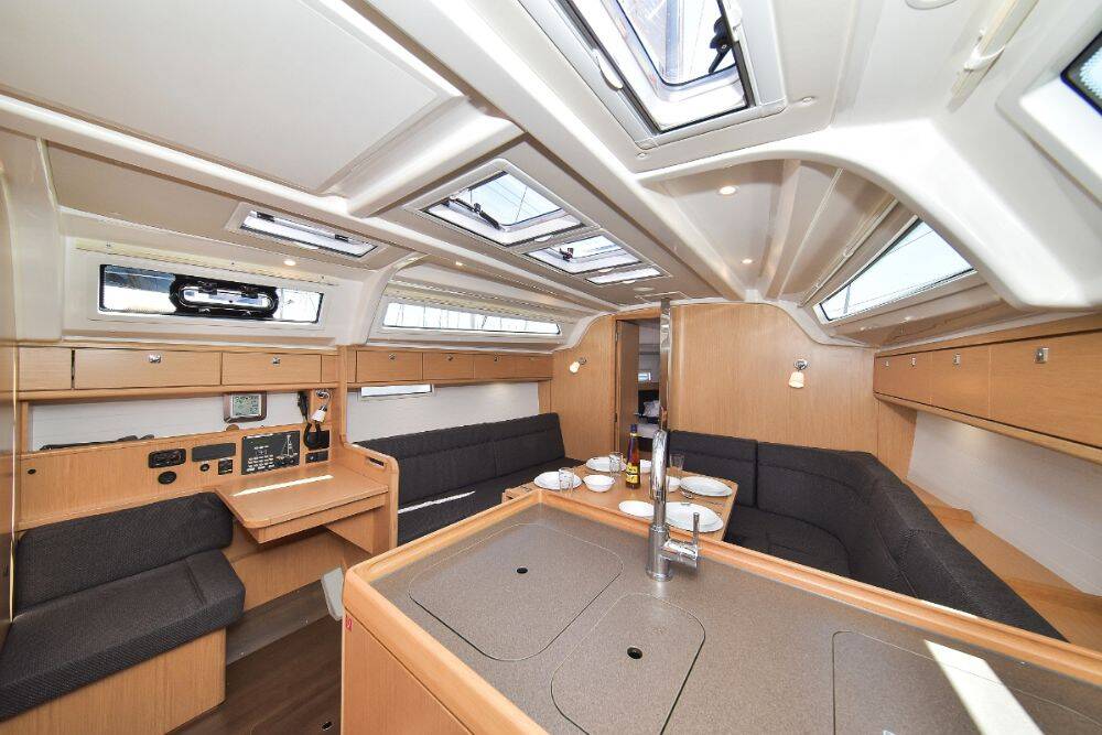 Sailing yacht Bavaria Cruiser 37 White Pearl 