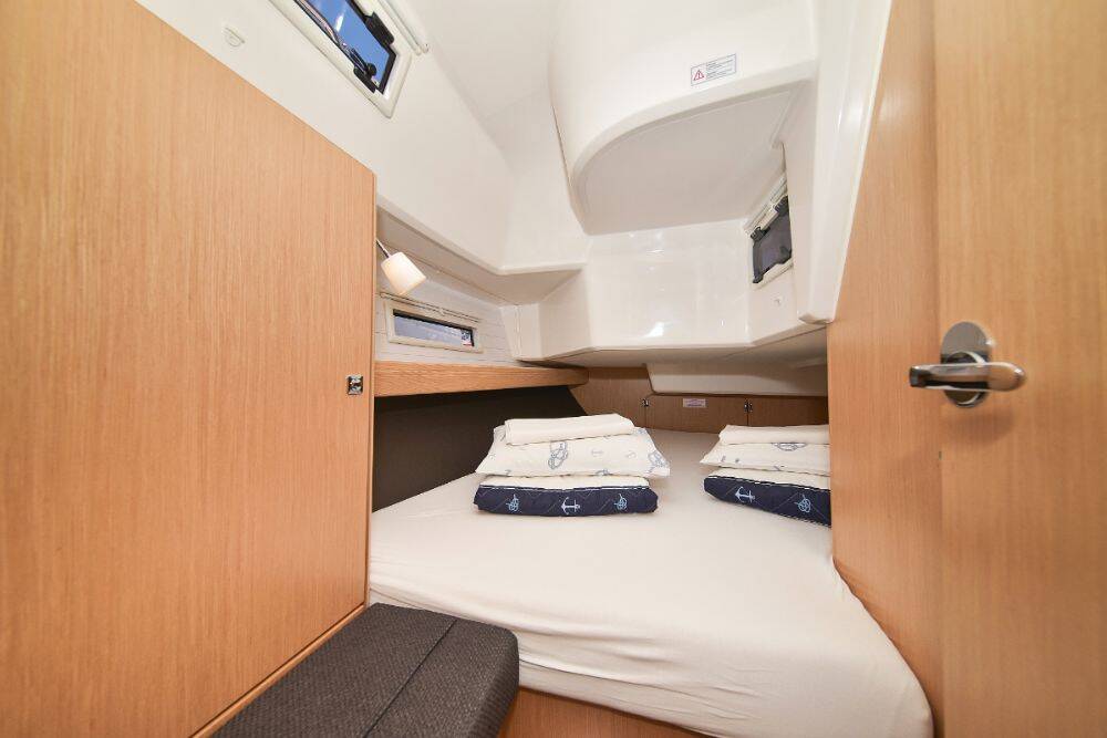 Sailing yacht Bavaria Cruiser 37 White Pearl 