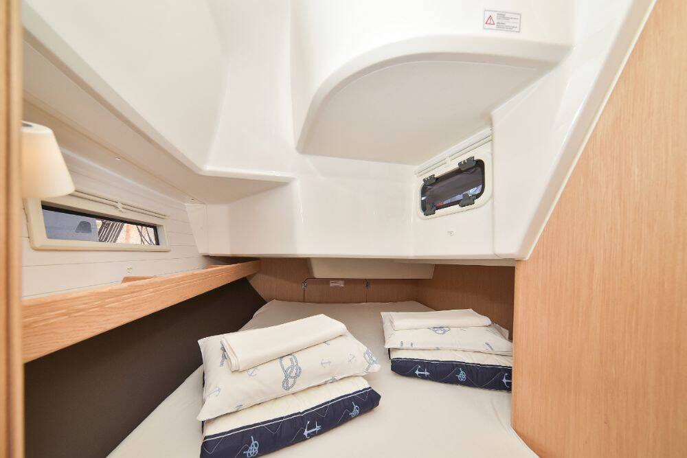 Sailing yacht Bavaria Cruiser 37 White Pearl 