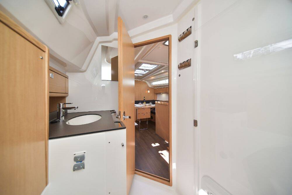 Sailing yacht Bavaria Cruiser 37 White Pearl 
