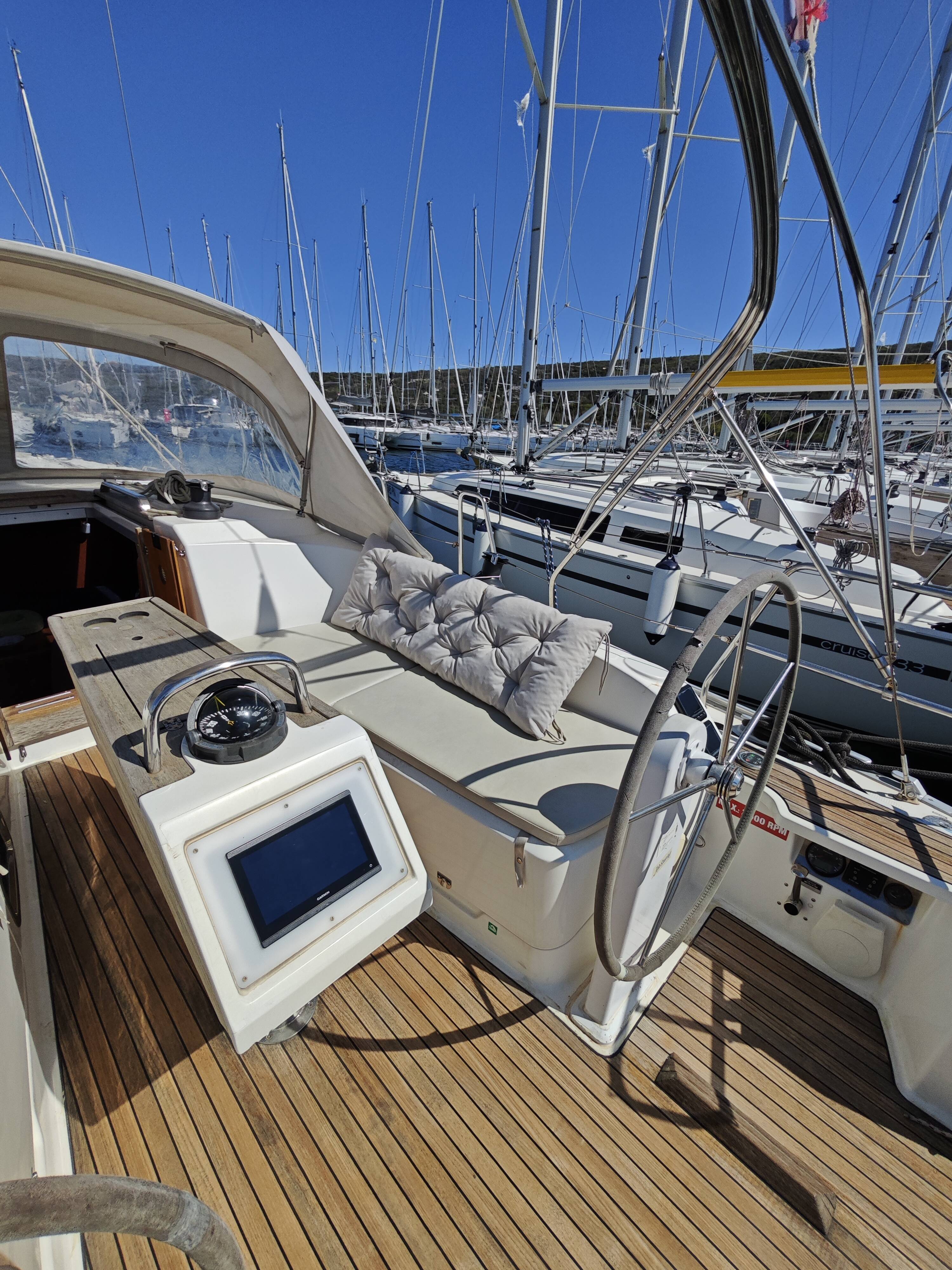 Sailing yacht Bavaria Cruiser 37 Bura
