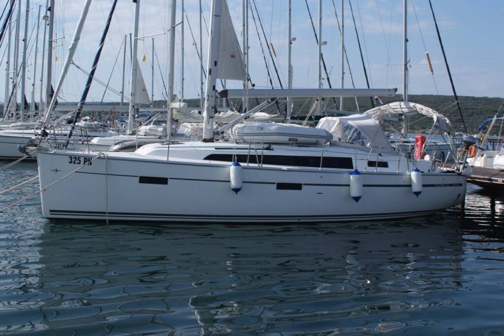 Sailing yacht Bavaria Cruiser 37 Bura
