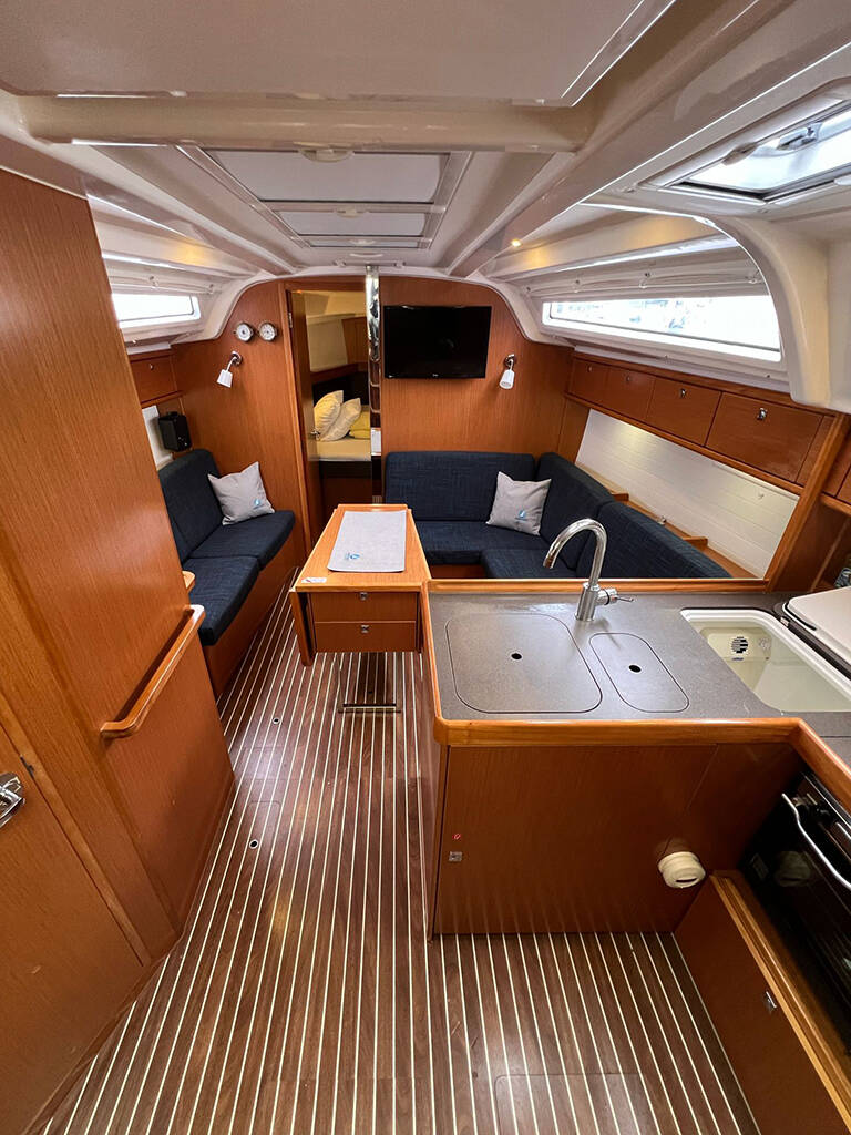 Sailing yacht Bavaria Cruiser 37 Bura