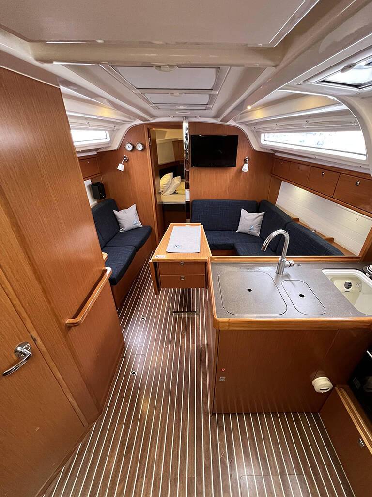 Sailing yacht Bavaria Cruiser 37 Bura