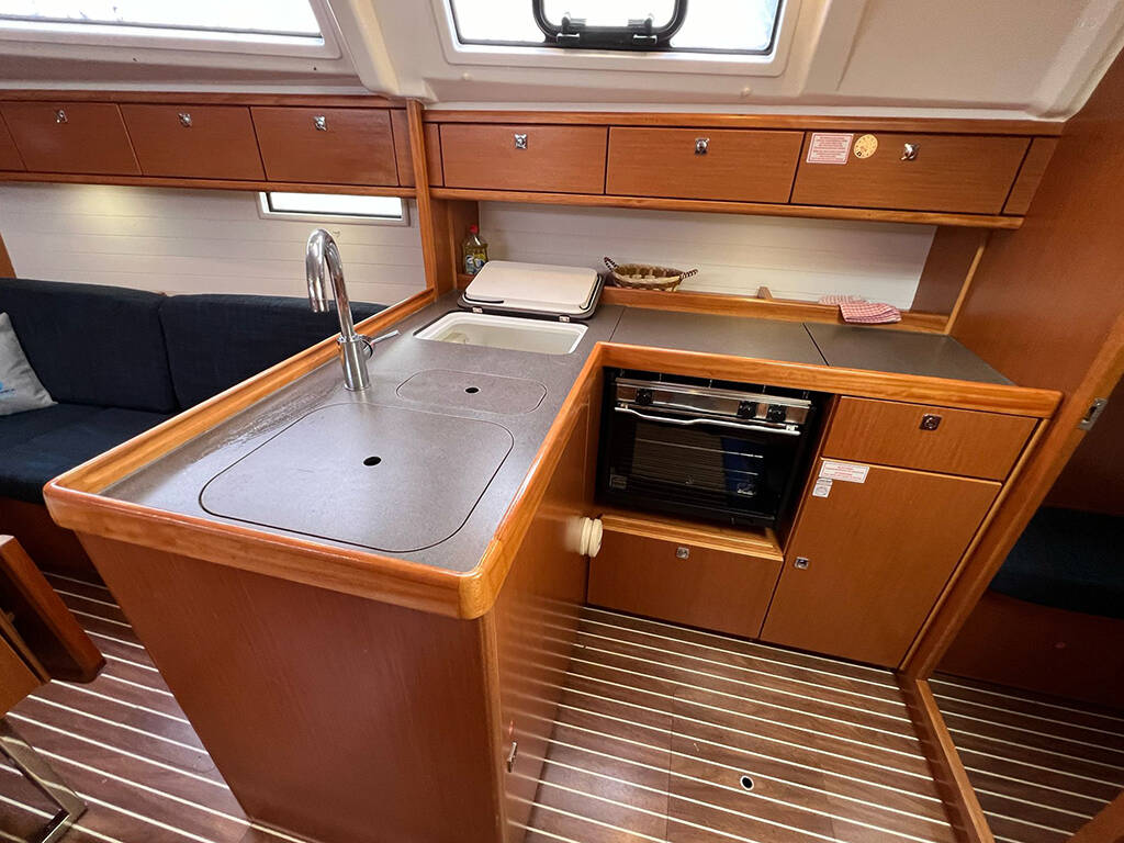 Sailing yacht Bavaria Cruiser 37 Bura