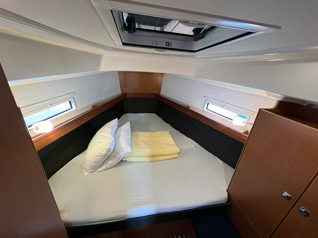 Sailing yacht Bavaria Cruiser 37 Bura