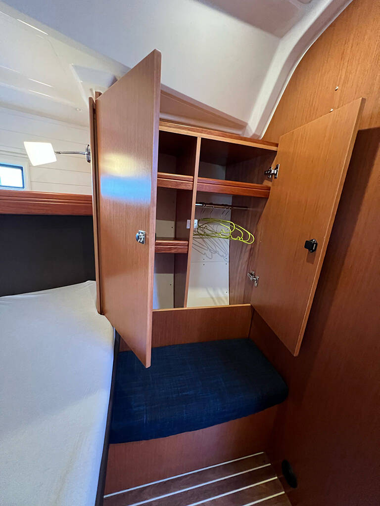 Sailing yacht Bavaria Cruiser 37 Bura