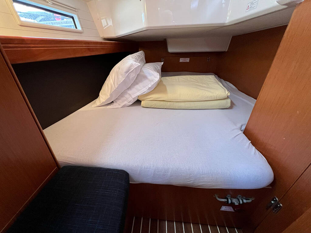 Sailing yacht Bavaria Cruiser 37 Bura