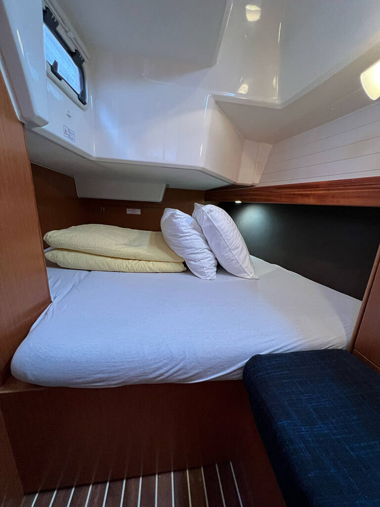 Sailing yacht Bavaria Cruiser 37 Bura