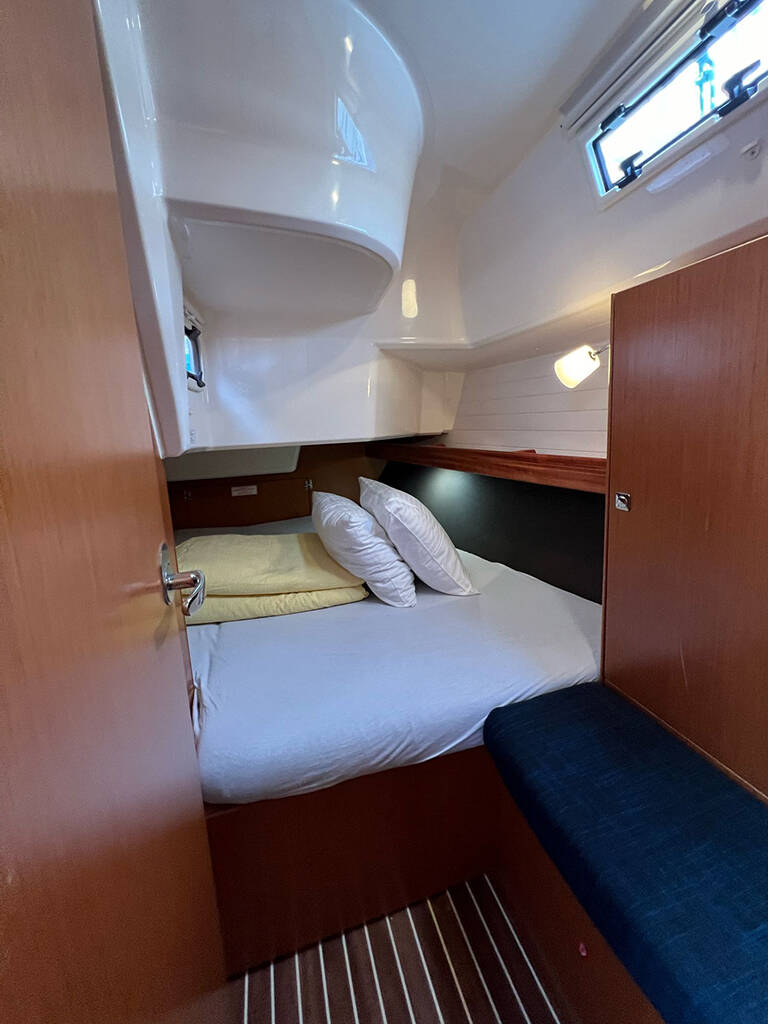 Sailing yacht Bavaria Cruiser 37 Bura
