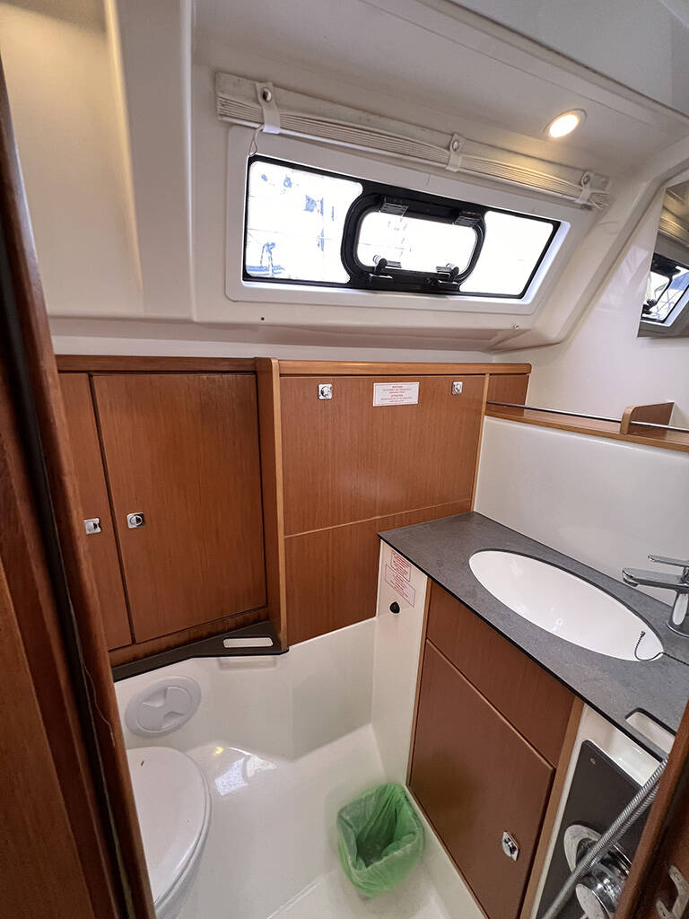 Sailing yacht Bavaria Cruiser 37 Bura