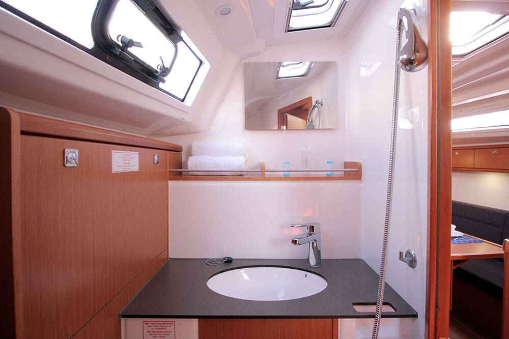 Sailing yacht Bavaria Cruiser 37 Black Pearl