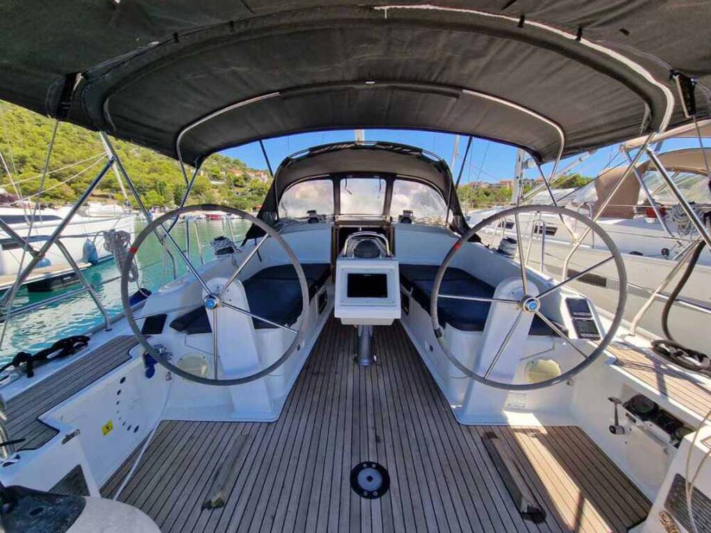 Sailing yacht Bavaria Cruiser 37 Polo