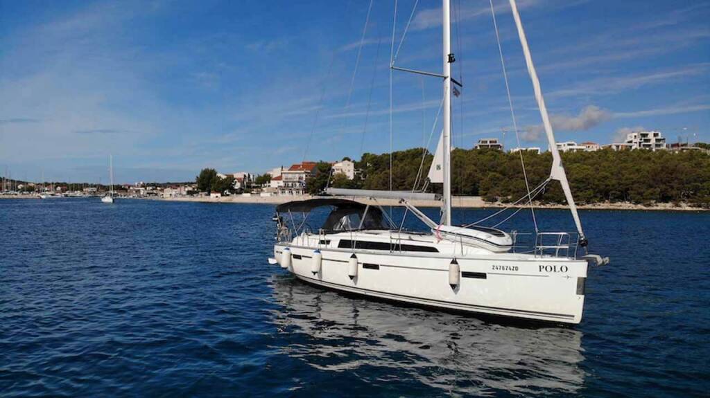 Sailing yacht Bavaria Cruiser 37 Polo