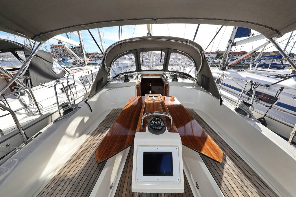 Sailing yacht Bavaria Cruiser 37 Sun Course