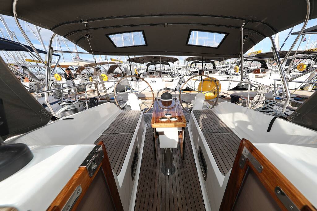 Sailing yacht Bavaria Cruiser 37 Sun Course