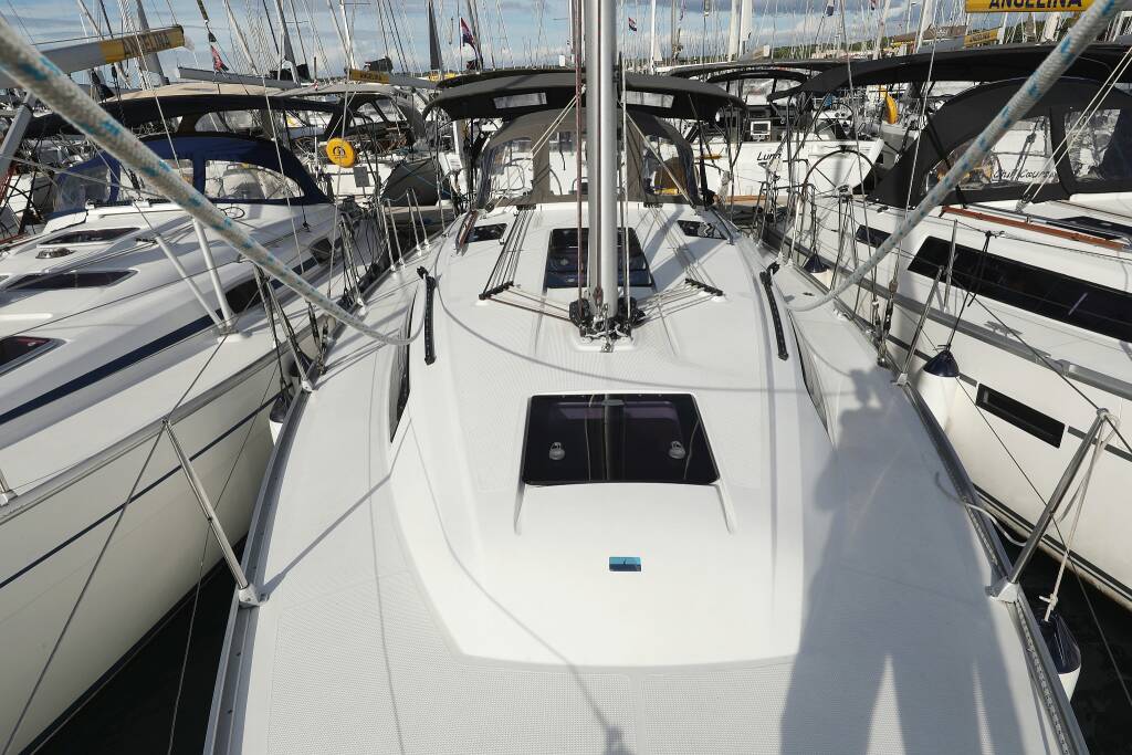 Sailing yacht Bavaria Cruiser 37 Sun Course