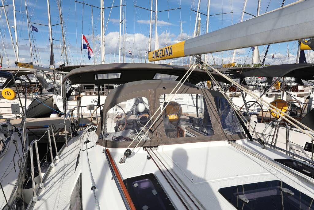 Sailing yacht Bavaria Cruiser 37 Sun Course
