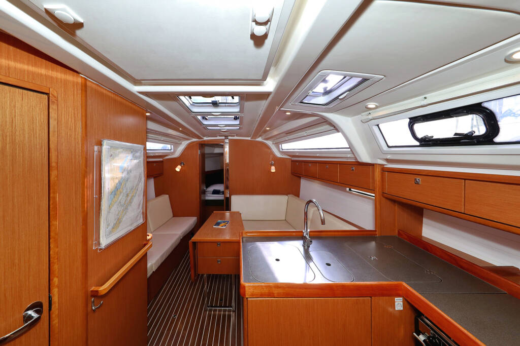 Sailing yacht Bavaria Cruiser 37 Sun Course