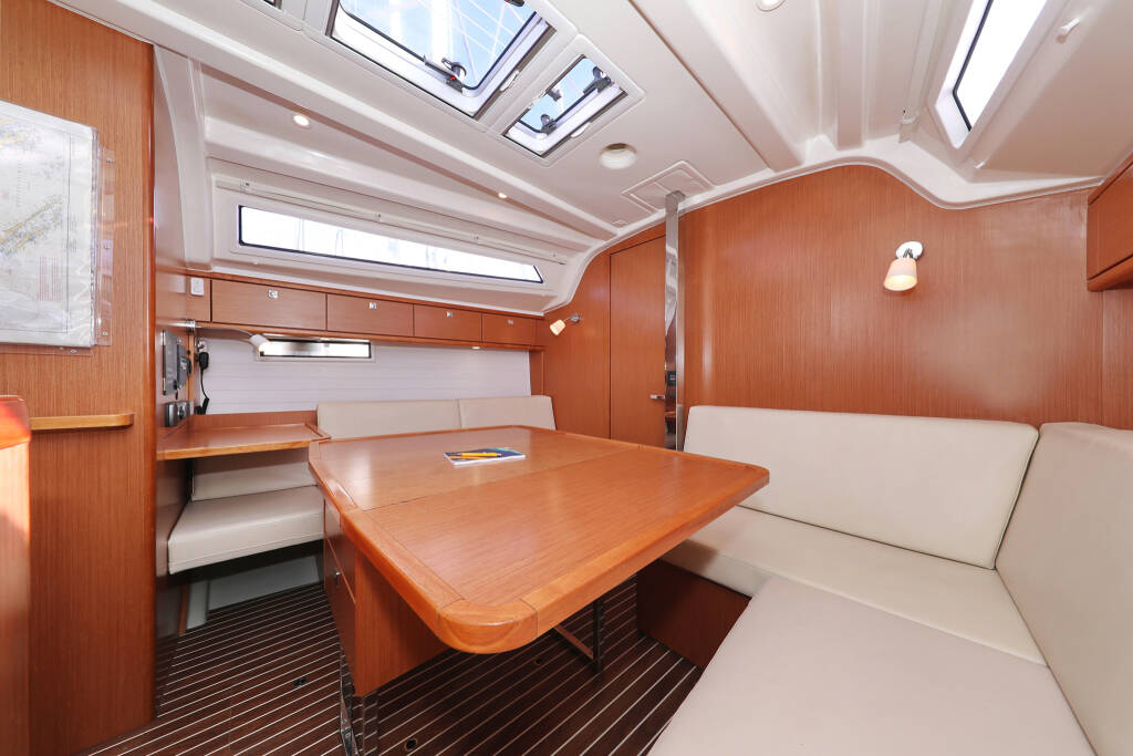 Sailing yacht Bavaria Cruiser 37 Sun Course