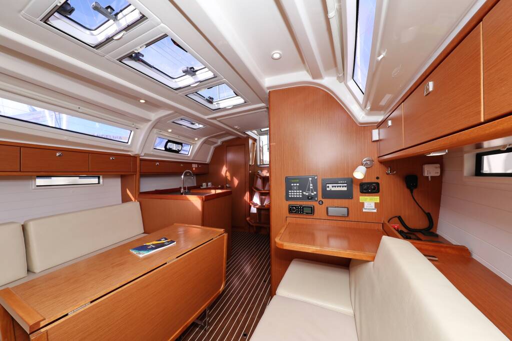 Sailing yacht Bavaria Cruiser 37 Sun Course