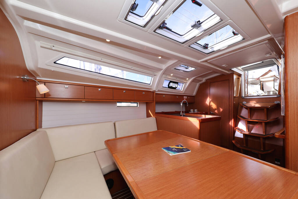 Sailing yacht Bavaria Cruiser 37 Sun Course