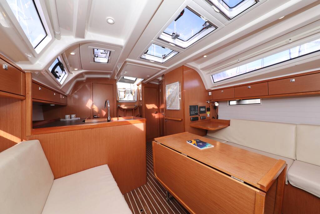 Sailing yacht Bavaria Cruiser 37 Sun Course