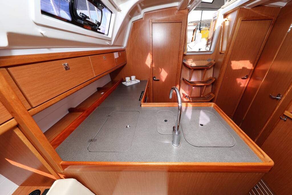 Sailing yacht Bavaria Cruiser 37 Sun Course