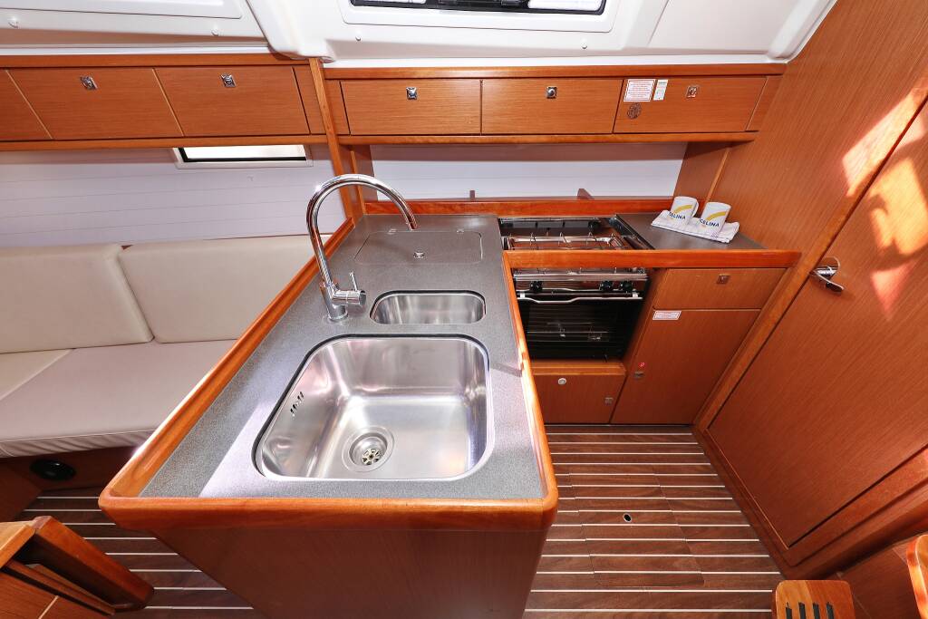 Sailing yacht Bavaria Cruiser 37 Sun Course