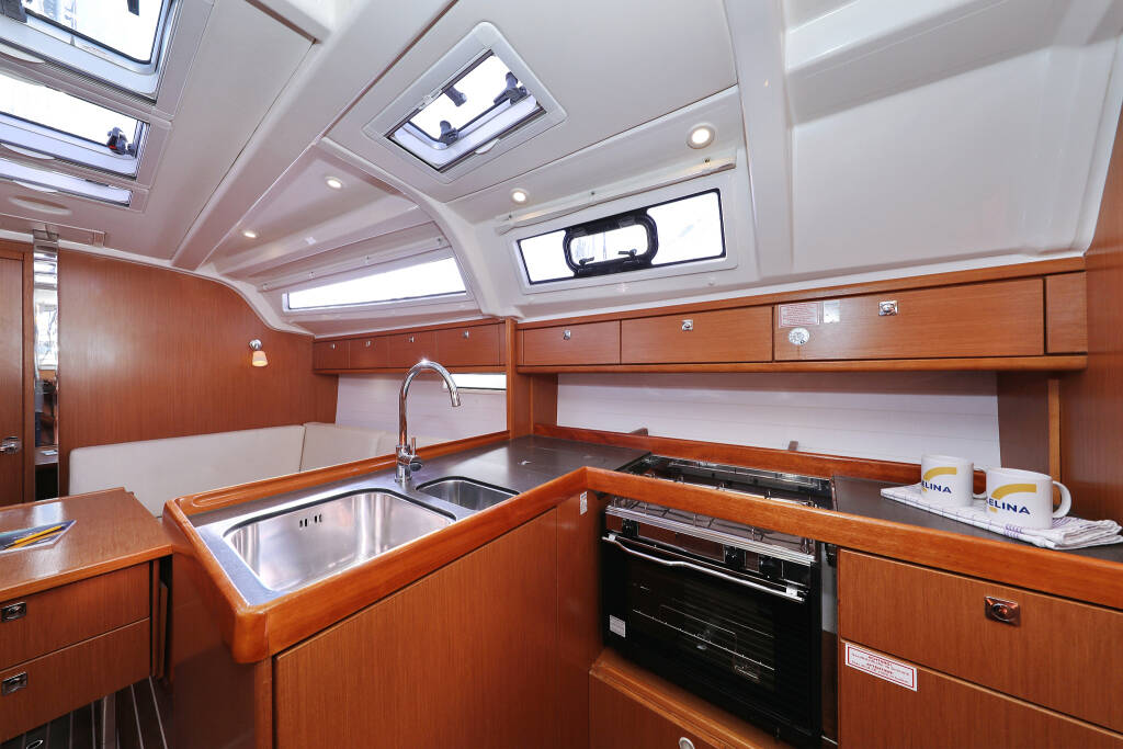 Sailing yacht Bavaria Cruiser 37 Sun Course