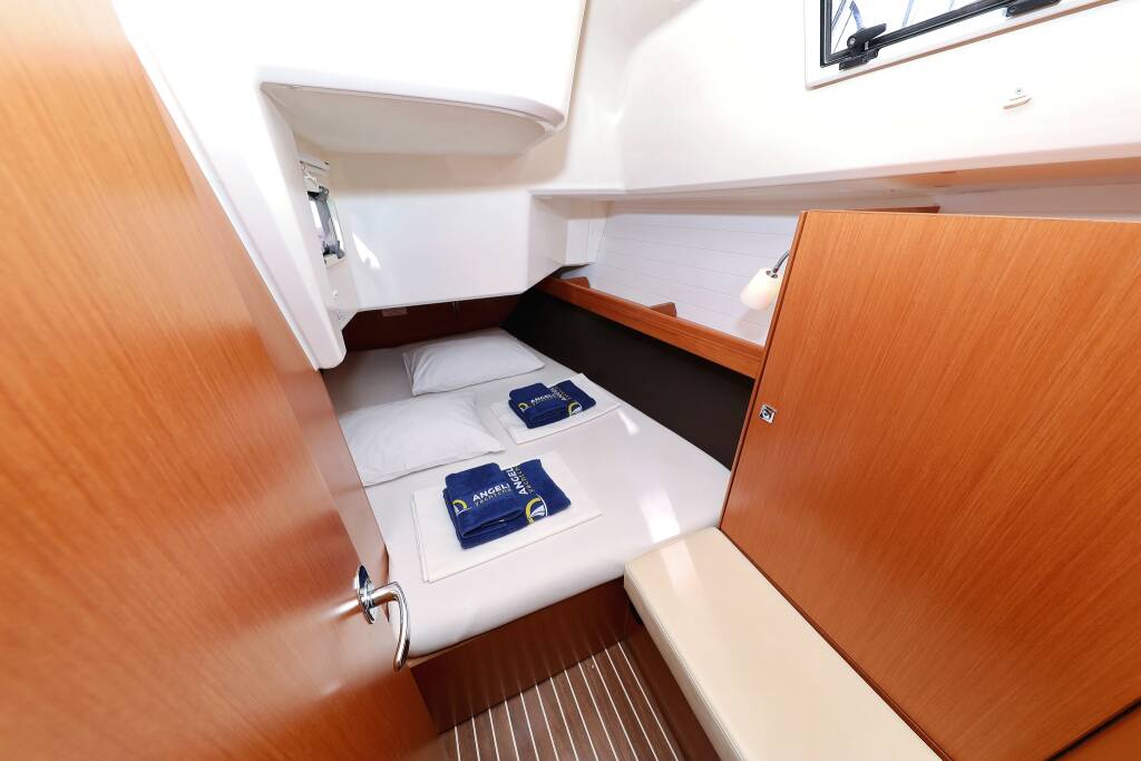Sailing yacht Bavaria Cruiser 37 Sun Course