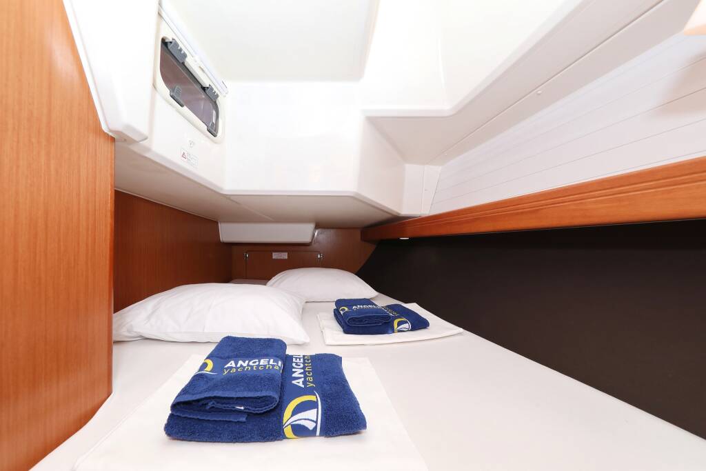 Sailing yacht Bavaria Cruiser 37 Sun Course