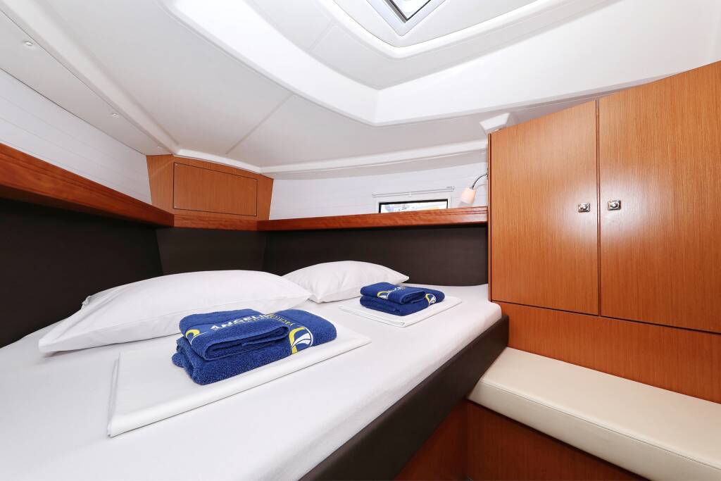 Sailing yacht Bavaria Cruiser 37 Sun Course