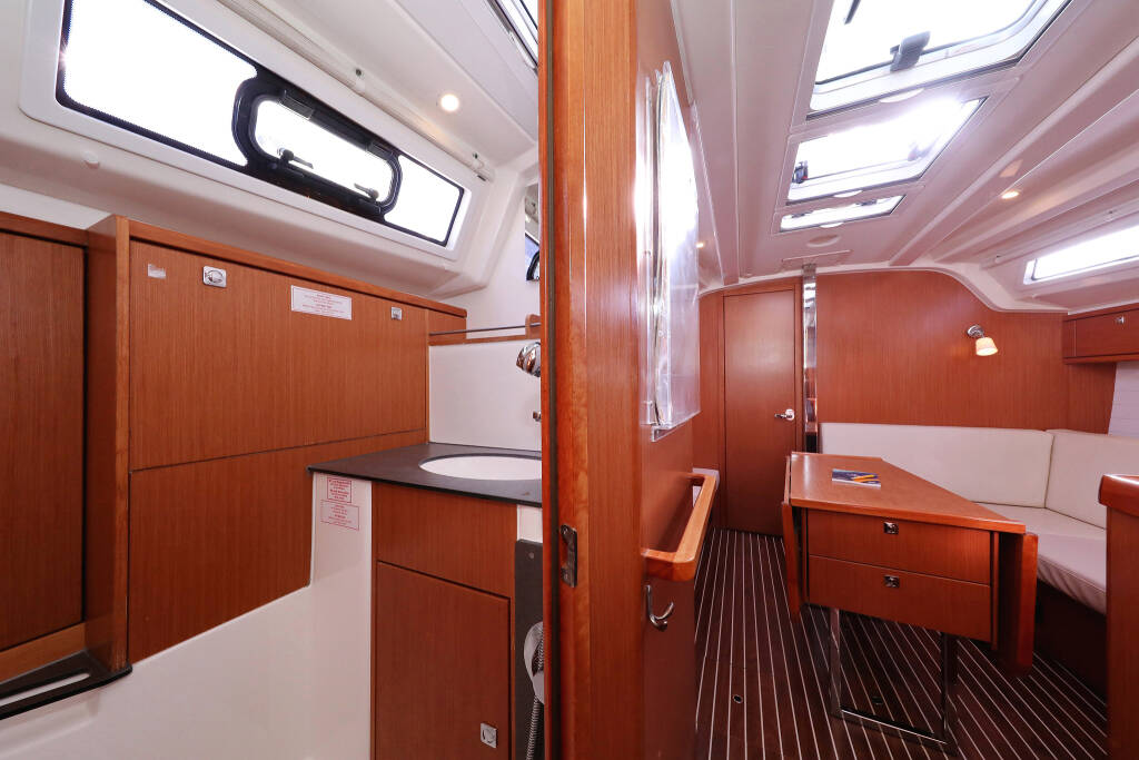 Sailing yacht Bavaria Cruiser 37 Sun Course