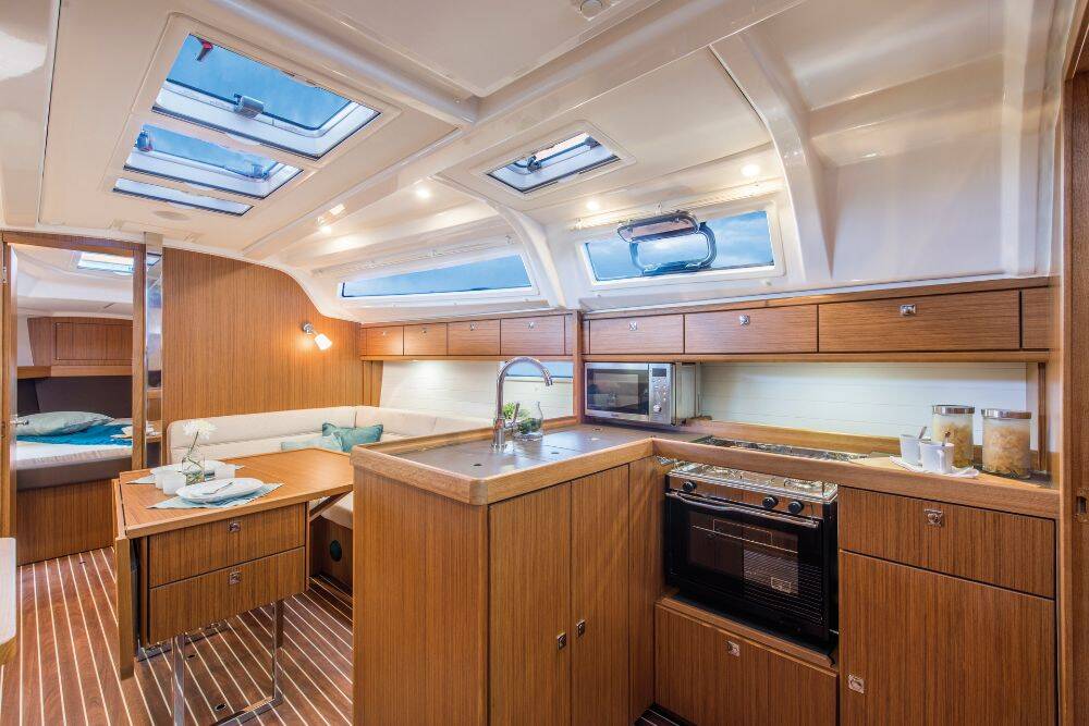 Sailing yacht Bavaria Cruiser 37 Snelly