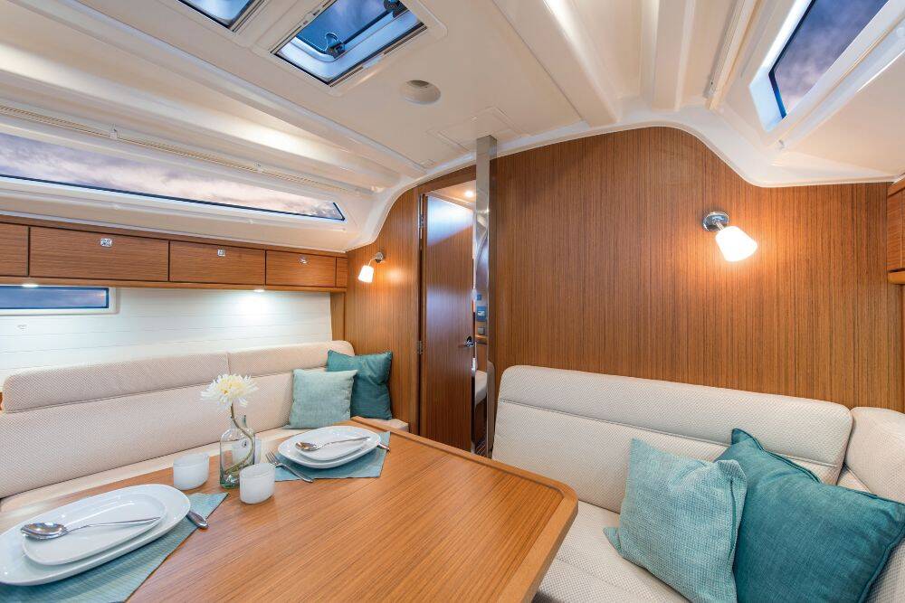 Sailing yacht Bavaria Cruiser 37 Snelly