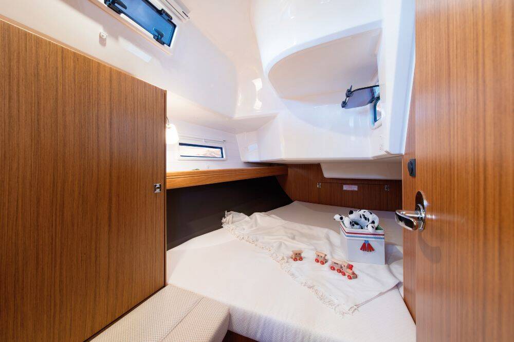 Sailing yacht Bavaria Cruiser 37 Snelly