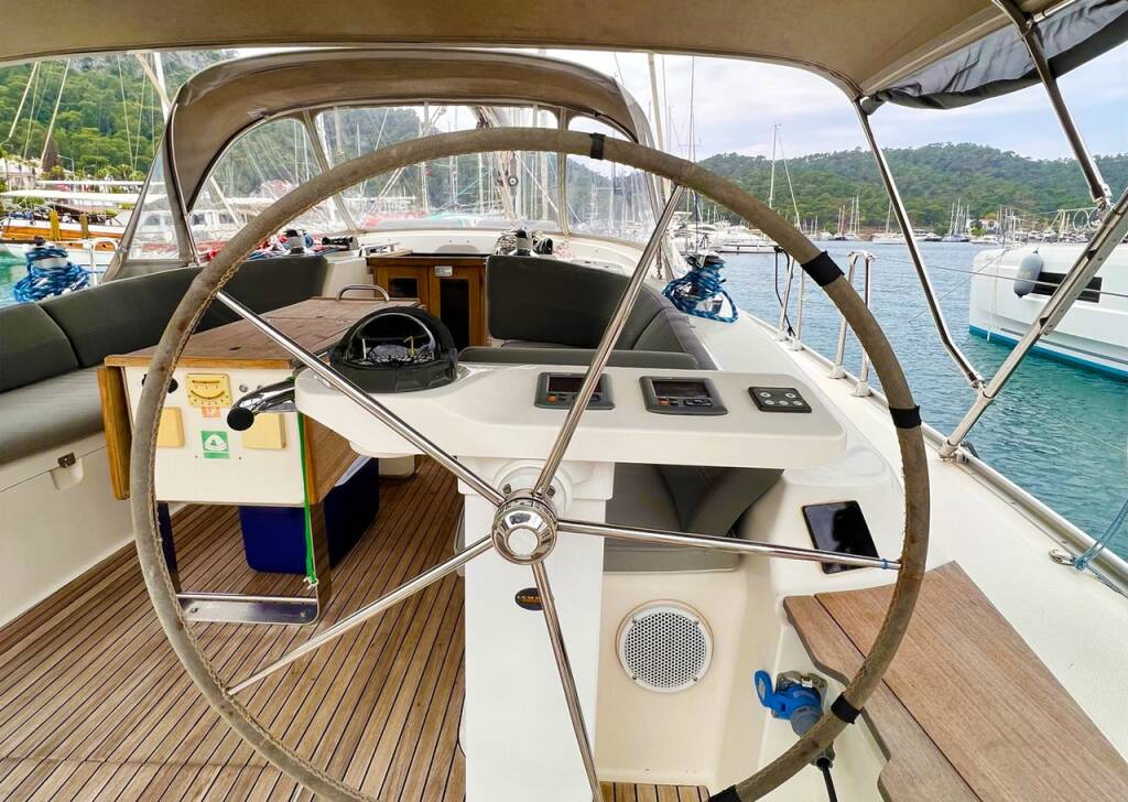 Sailing yacht Bavaria Cruiser 45 Aquaholic